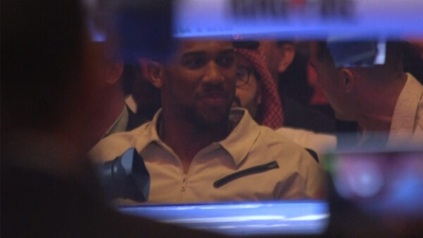 Anthony Joshua & Cristiano Ronaldo chat & smile at ringside ahead of Fury vs Usyk